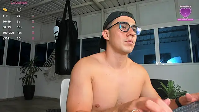 Snapshot of owengray2n chatting on December 9, 6:45 am owengray2n online show from December 9, 6:45 am
