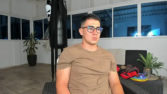 Snapshot of owengray2n chatting on December 16, 12:37 am owengray2n online show from December 16, 12:37 am