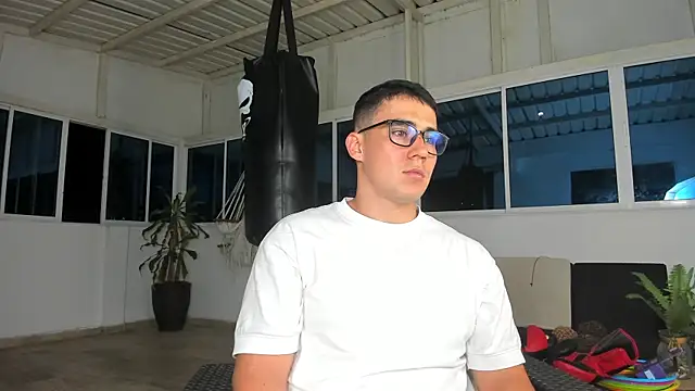 Snapshot of owengray2n chatting on December 18, 2:42 am owengray2n online show from December 18, 2:42 am