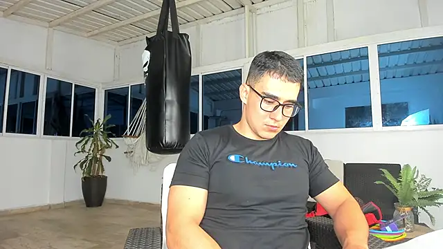 Snapshot of owengray2n chatting on December 19, 11:57 pm owengray2n online show from December 19, 11:57 pm