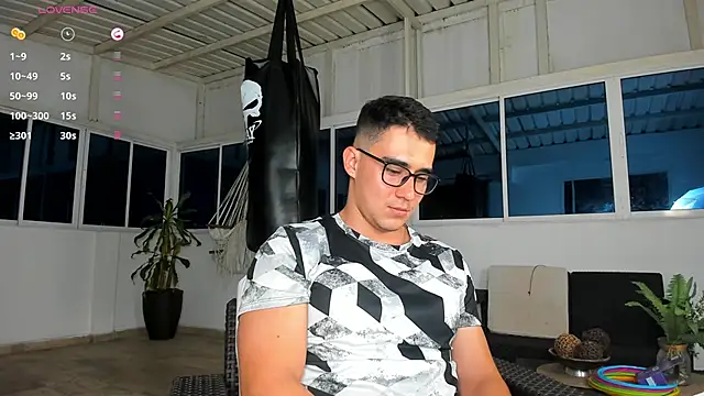 Snapshot of owengray2n chatting on December 31, 12:54 am owengray2n online show from December 31, 12:54 am