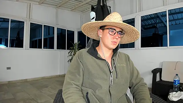 Snapshot of owengray2n chatting on January 24, 1:56 am owengray2n online show from January 24, 1:56 am