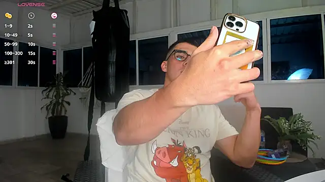 Snapshot of owengray2n chatting on January 26, 2:45 am owengray2n online show from January 26, 2:45 am