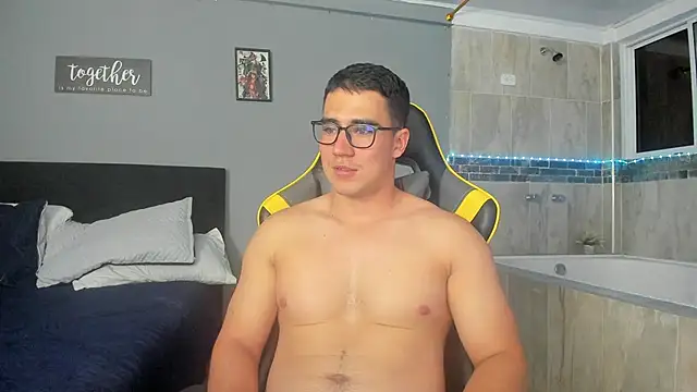 Snapshot of owengray2n chatting on February 11, 2:46 am owengray2n online show from February 11, 2:46 am