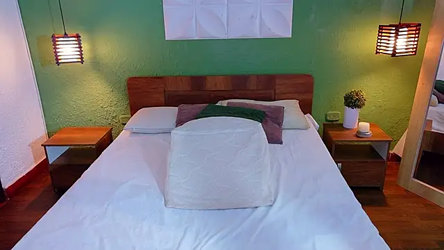 Shamiraa moore online show from December 3, 2:04 pm