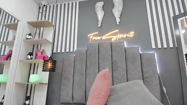 Snapshot of sofia_hills chatting on March 15, 12:15 am sofia hills online show from March 15, 12:15 am