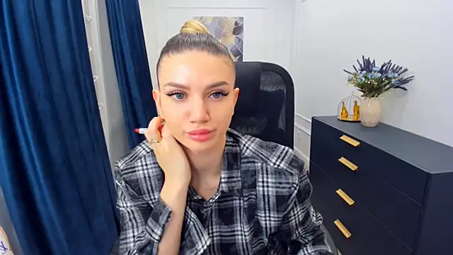 Snapshot of SelenaeMoore chatting on February 21, 3:40 am SelenaeMoore online show from February 21, 3:40 am