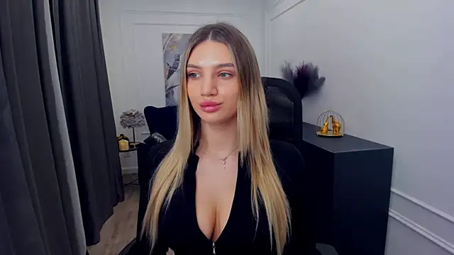 Snapshot of SelenaeMoore chatting on March 6, 3:36 am SelenaeMoore online show from March 6, 3:36 am