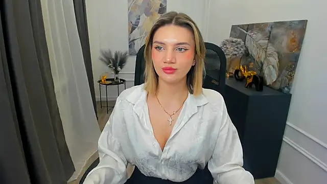 Snapshot of SelenaeMoore chatting on March 20, 8:14 pm SelenaeMoore online show from March 20, 8:14 pm