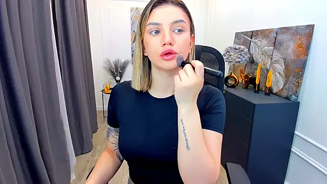Snapshot of SelenaeMoore chatting on March 25, 3:45 am SelenaeMoore online show from March 25, 3:45 am