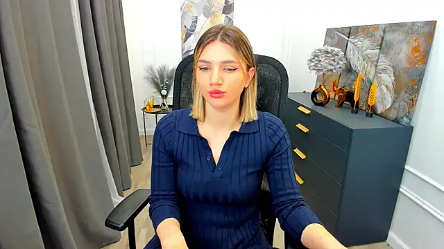 Snapshot of SelenaeMoore chatting on March 26, 3:45 am SelenaeMoore online show from March 26, 3:45 am