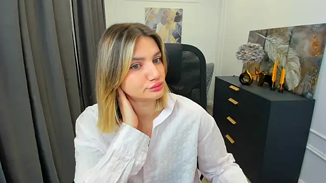 Snapshot of SelenaeMoore chatting on March 29, 3:39 am SelenaeMoore online show from March 29, 3:39 am