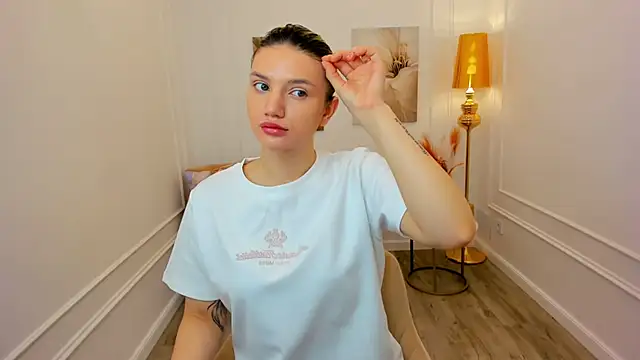 Snapshot of SelenaeMoore chatting on April 2, 3:26 am SelenaeMoore online show from April 2, 3:26 am