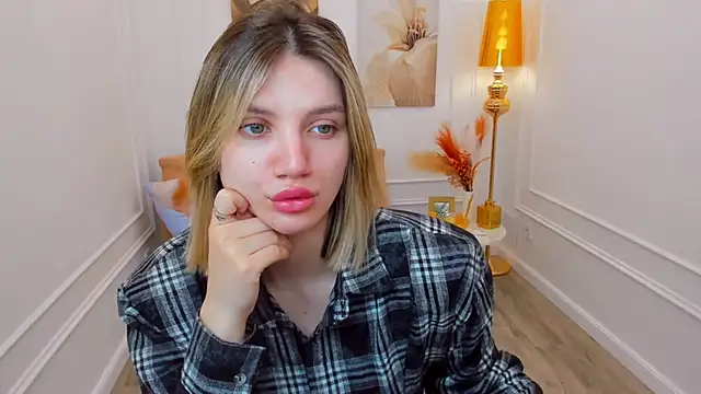 Snapshot of SelenaeMoore chatting on April 4, 3:38 am SelenaeMoore online show from April 4, 3:38 am