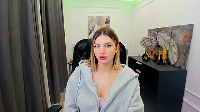 Snapshot of SelenaeMoore chatting on April 5, 3:36 am SelenaeMoore online show from April 5, 3:36 am