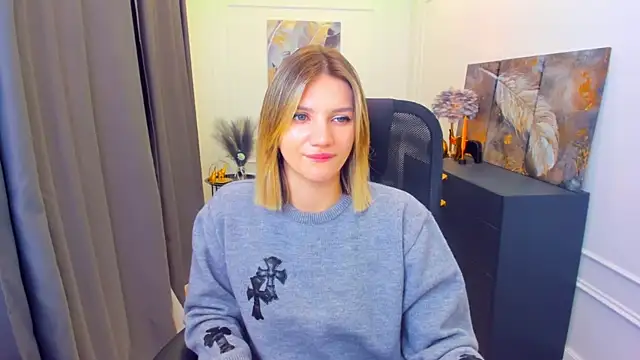 Snapshot of SelenaeMoore chatting on April 9, 6:19 am SelenaeMoore online show from April 9, 6:19 am