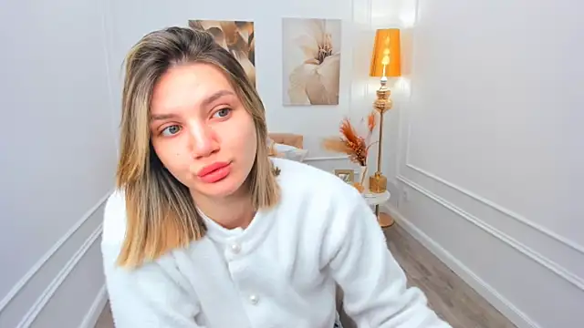 Snapshot of SelenaeMoore chatting on April 11, 3:44 am SelenaeMoore online show from April 11, 3:44 am