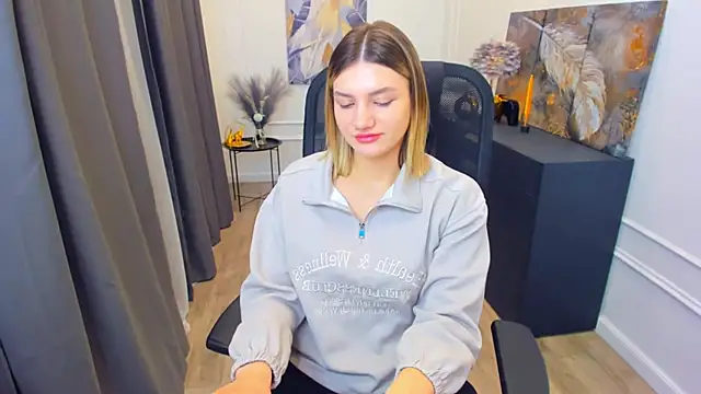 Snapshot of SelenaeMoore chatting on April 12, 3:44 am SelenaeMoore online show from April 12, 3:44 am