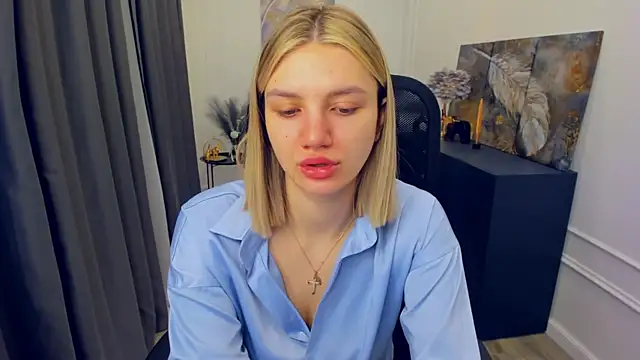 Snapshot of SelenaeMoore chatting on April 18, 3:54 am SelenaeMoore online show from April 18, 3:54 am