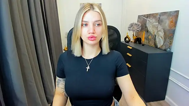Snapshot of SelenaeMoore chatting on April 19, 3:39 am SelenaeMoore online show from April 19, 3:39 am