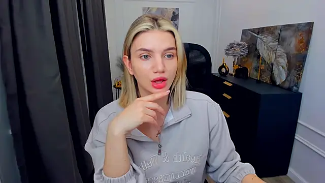 Snapshot of SelenaeMoore chatting on April 21, 3:46 am SelenaeMoore online show from April 21, 3:46 am