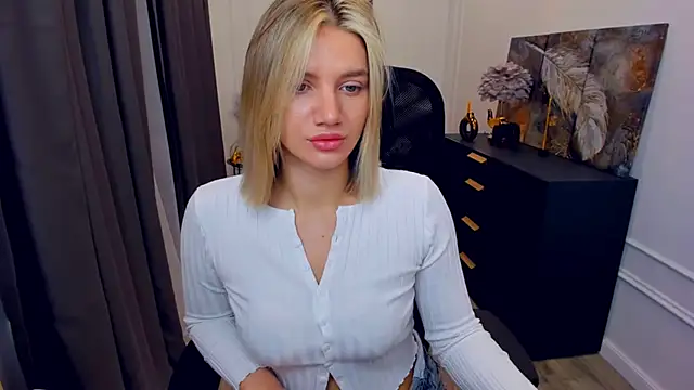 Snapshot of SelenaeMoore chatting on April 22, 3:53 am SelenaeMoore online show from April 22, 3:53 am
