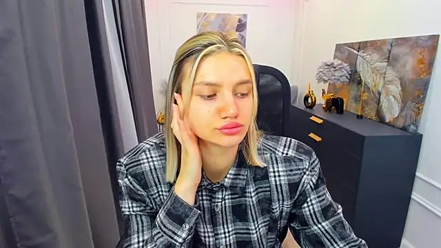 Snapshot of SelenaeMoore chatting on April 25, 3:42 am SelenaeMoore online show from April 25, 3:42 am