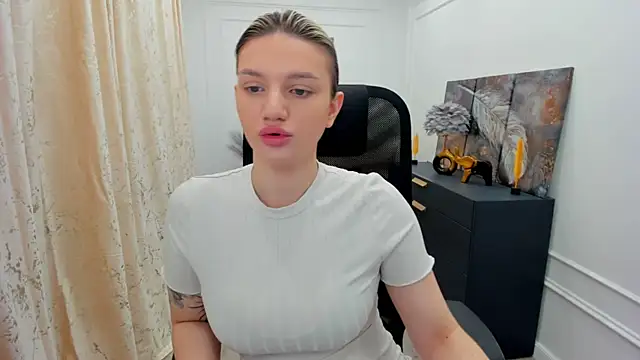 Snapshot of SelenaeMoore chatting on May 30, 3:47 am SelenaeMoore online show from May 30, 3:47 am