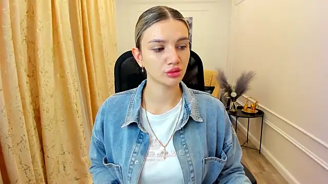 Snapshot of SelenaeMoore chatting on June 17, 3:42 am SelenaeMoore online show from June 17, 3:42 am