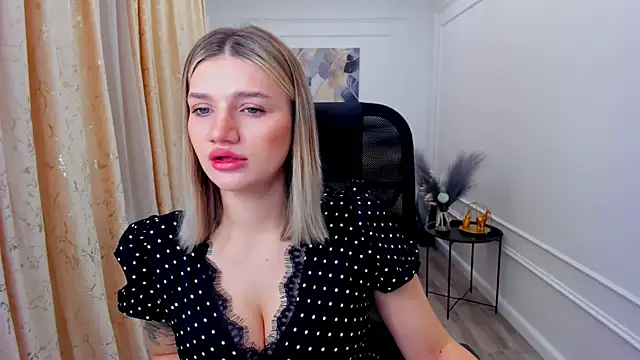 Snapshot of SelenaeMoore chatting on June 18, 3:51 am SelenaeMoore online show from June 18, 3:51 am