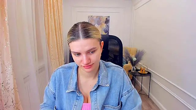 Snapshot of SelenaeMoore chatting on June 21, 3:53 am SelenaeMoore online show from June 21, 3:53 am