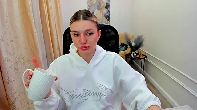Snapshot of SelenaeMoore chatting on July 1, 4:14 am SelenaeMoore online show from July 1, 4:14 am