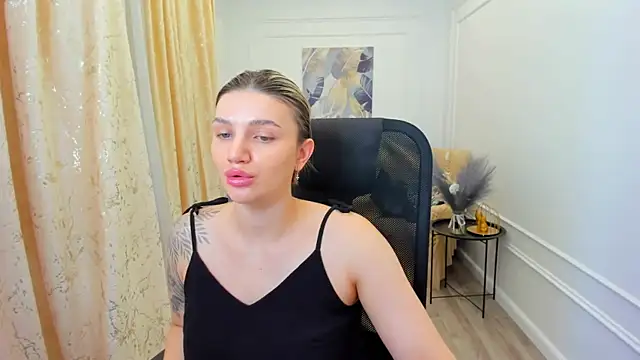 Snapshot of SelenaeMoore chatting on July 4, 4:18 am SelenaeMoore online show from July 4, 4:18 am