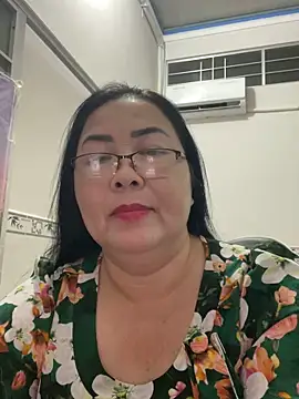 Snapshot of NDith chatting on October 9, 11:19 am NDith online show from October 9, 11:19 am