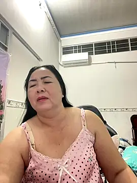 Snapshot of NDith chatting on October 17, 1:25 pm NDith online show from October 17, 1:25 pm