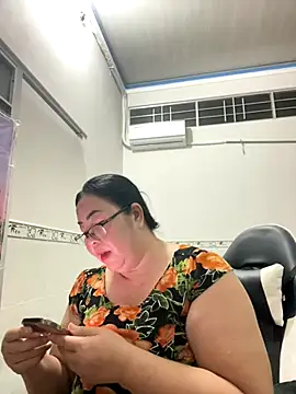 Snapshot of NDith chatting on October 24, 12:01 pm NDith online show from October 24, 12:01 pm