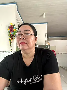 Snapshot of NDith chatting on October 29, 1:52 am NDith online show from October 29, 1:52 am