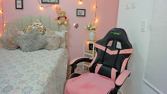 Snapshot of emilyharrix chatting on November 20, 8:52 pm emilyharrix online show from November 20, 8:52 pm