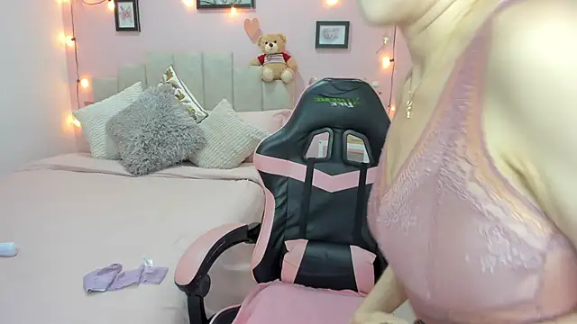 Snapshot of emilyharrix chatting on February 4, 9:20 pm emilyharrix online show from February 4, 9:20 pm