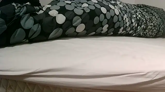 Snapshot of robertone80 chatting on February 28, 6:54 am robertone80 online show from February 28, 6:54 am