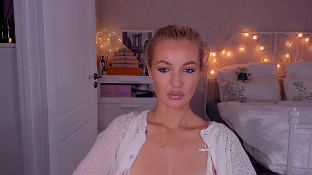 Snapshot of aestetick chatting on October 9, 7:39 am aestetick online show from October 9, 7:39 am