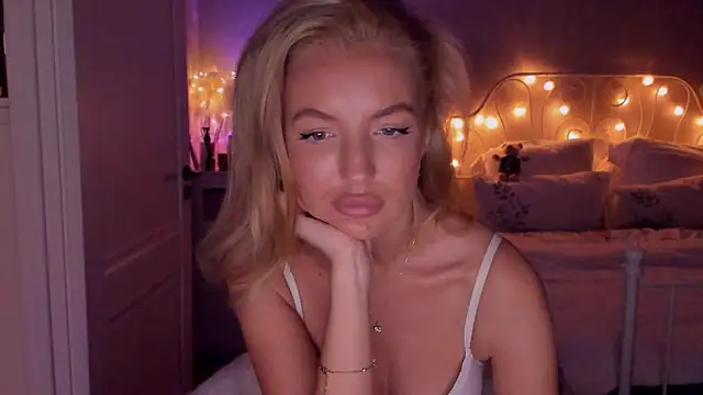 Snapshot of aestetick chatting on October 16, 3:02 pm aestetick online show from October 16, 3:02 pm