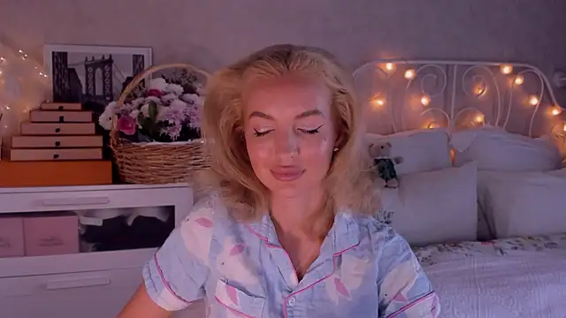 Snapshot of aestetick chatting on October 17, 7:00 am aestetick online show from October 17, 7:00 am