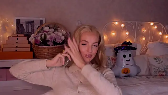 Snapshot of aestetick chatting on October 18, 3:46 pm aestetick online show from October 18, 3:46 pm