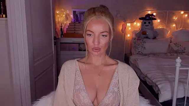 Snapshot of aestetick chatting on October 21, 1:12 pm aestetick online show from October 21, 1:12 pm