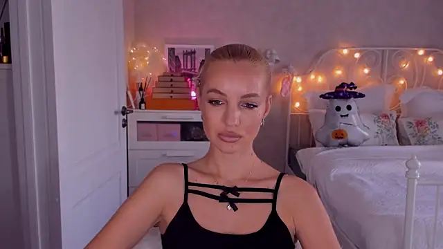 Snapshot of aestetick chatting on October 25, 7:49 am aestetick online show from October 25, 7:49 am