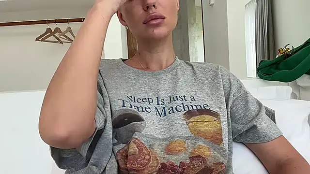 Snapshot of aestetick chatting on November 26, 2:01 am aestetick online show from November 26, 2:01 am