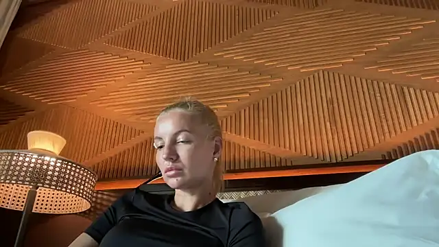 Snapshot of aestetick chatting on November 30, 4:27 am aestetick online show from November 30, 4:27 am