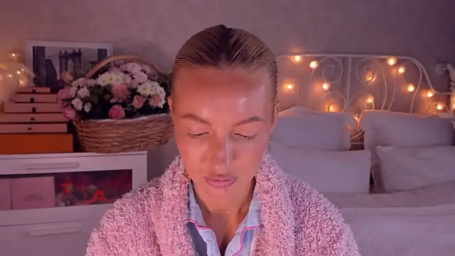 Snapshot of aestetick chatting on December 16, 6:51 am aestetick online show from December 16, 6:51 am