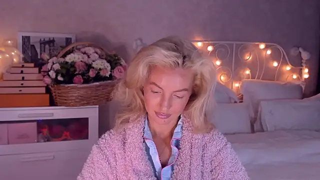 Snapshot of aestetick chatting on December 17, 9:04 am aestetick online show from December 17, 9:04 am